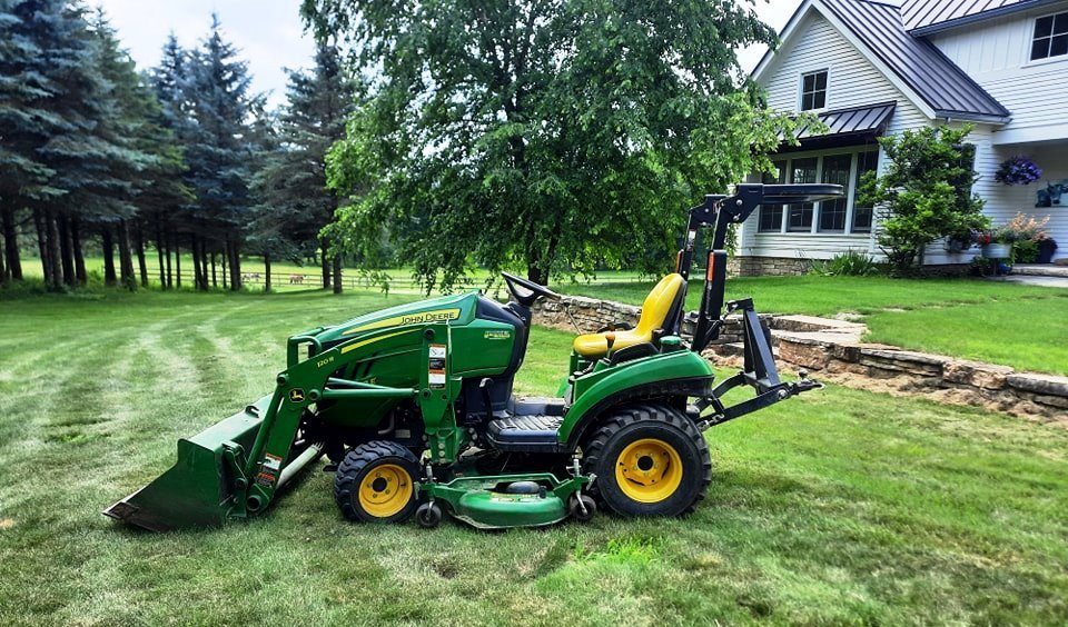 John Deere 1023E