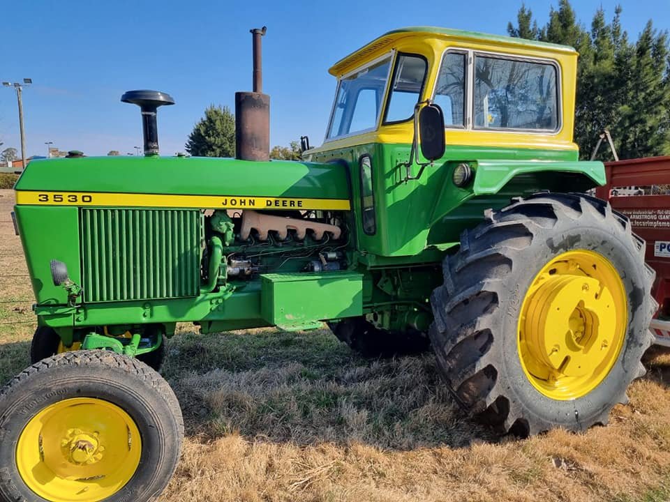 John Deere 3530