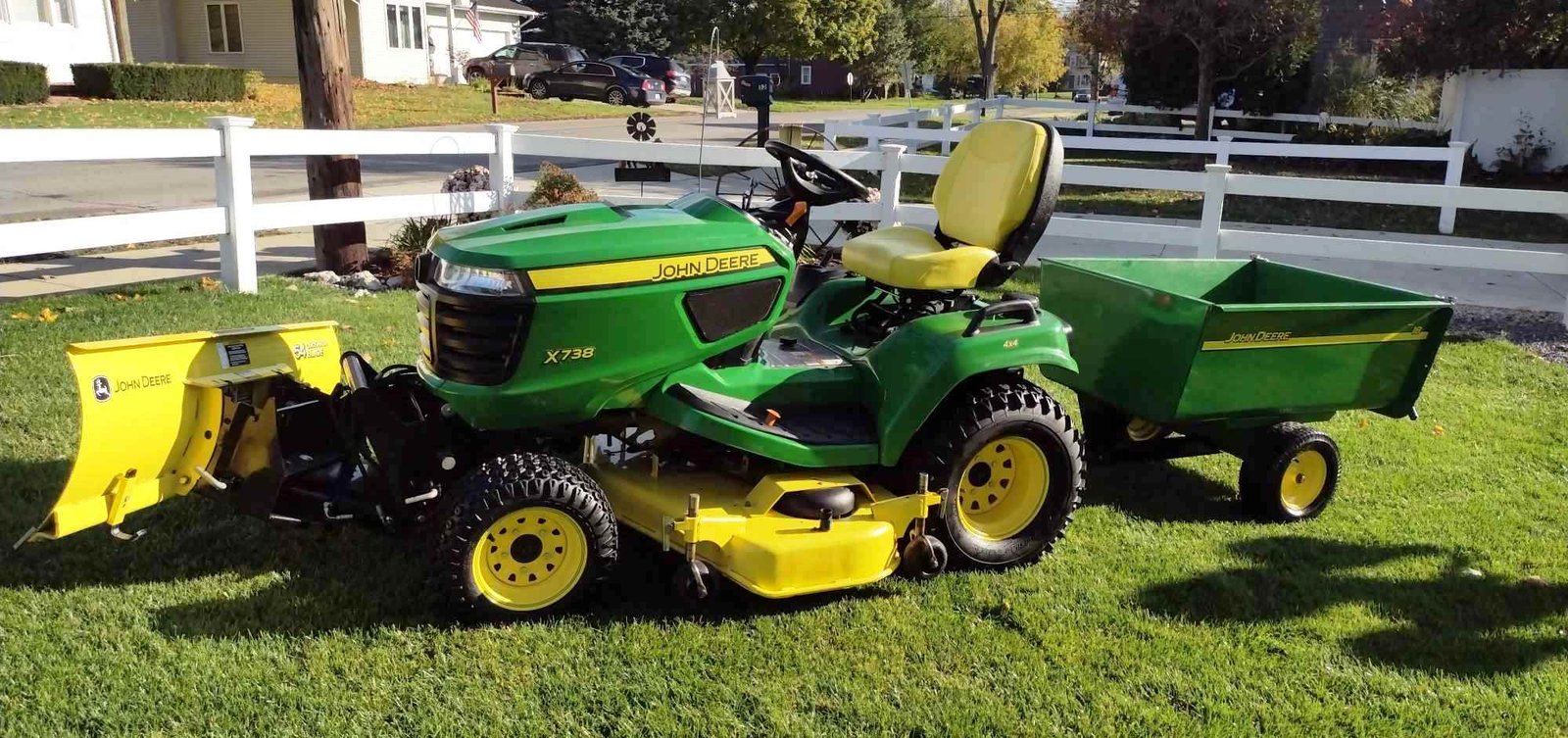 John Deere X738