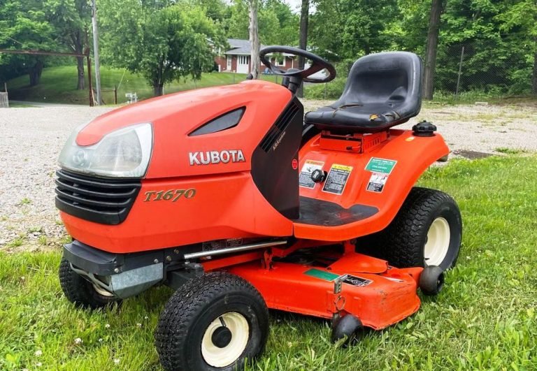 Kubota T1670 tractor