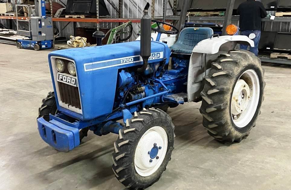 Ford 1700 tractor